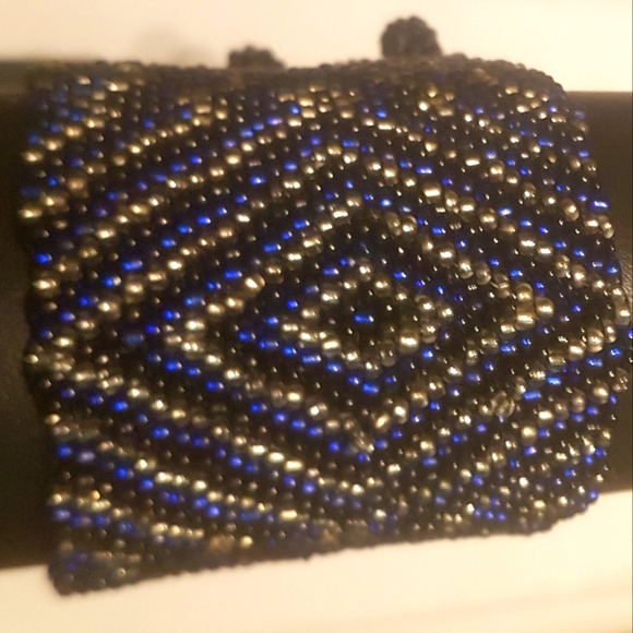 💙 Trippy Ripple Glass Beaded Bracelet - Picture 4 of 10